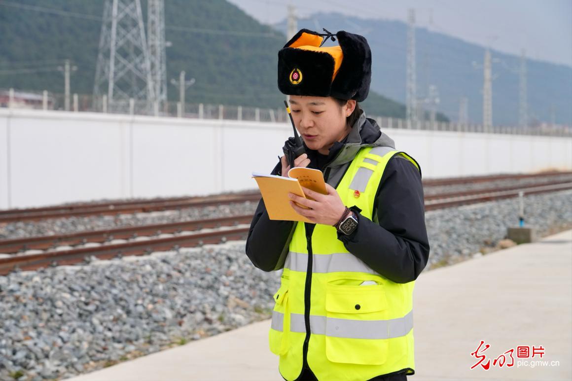 【发现最美铁路】云端上的“毫米级”守护者——丽香铁路养护工